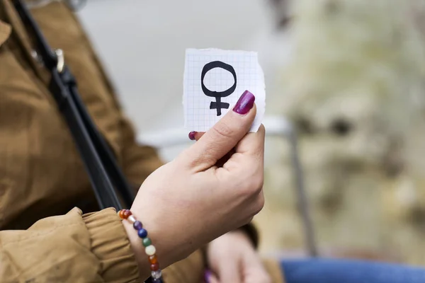 Mujer con un símbolo de género femenino — Foto de Stock