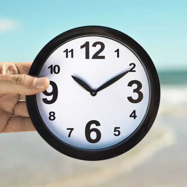 Junger Mann mit Uhr am Strand — Stockfoto