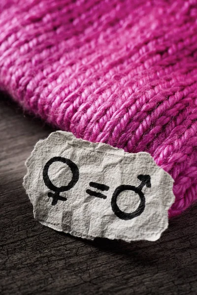 Символы гендерного равенства, на розовой шляпе — стоковое фото