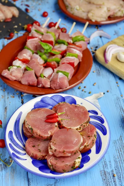 Medaglioni di maiale crudo e spiedini di carne di tacchino — Foto Stock