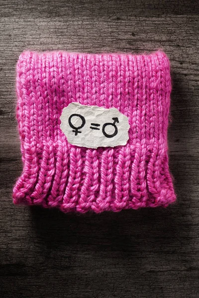 Símbolos para la igualdad de género, en un sombrero rosa —  Fotos de Stock