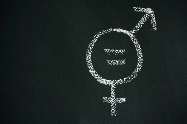 Bir kara tahta üzerinde cinsiyet eşitliği sembolü — Stok fotoğraf