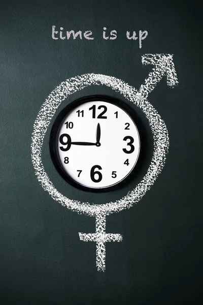 O tempo de texto acabou e o símbolo para a igualdade de gênero — Fotografia de Stock