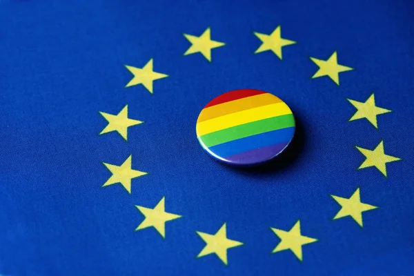 Tęczowa flaga i flaga Unii Europejskiej — Zdjęcie stockowe