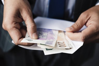 işadamı ile çek korunas banknotlar