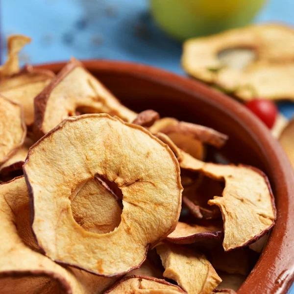 Rodajas de manzana seca servidas como aperitivo o merienda —  Fotos de Stock