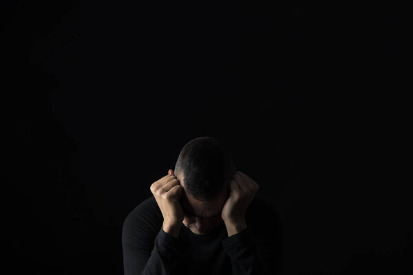 отчаянный человек с руками в руках
