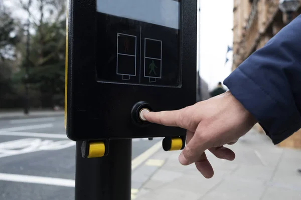 Hombre pulsando un botón de llamada peatonal en Londres, Reino Unido —  Fotos de Stock