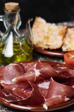Serrano jambonu ve Katalanca pa amb tomaquet