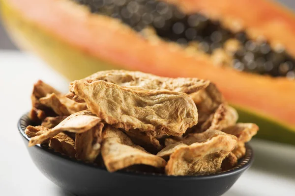 Scheiben getrockneter Papaya als Vorspeise oder Snack — Stockfoto