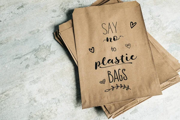 Text say no to plastic bags in a paper bag — Stock Photo, Image