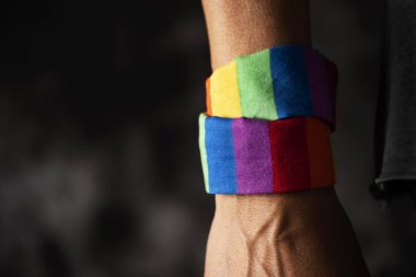 kişi bir gökkuşağı desenli mendil ile