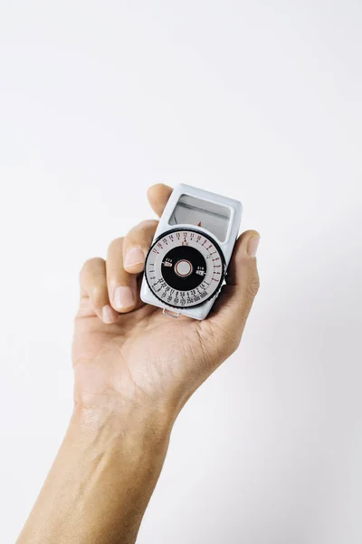 Man met een analoge meter van het licht in zijn hand — Stockfoto