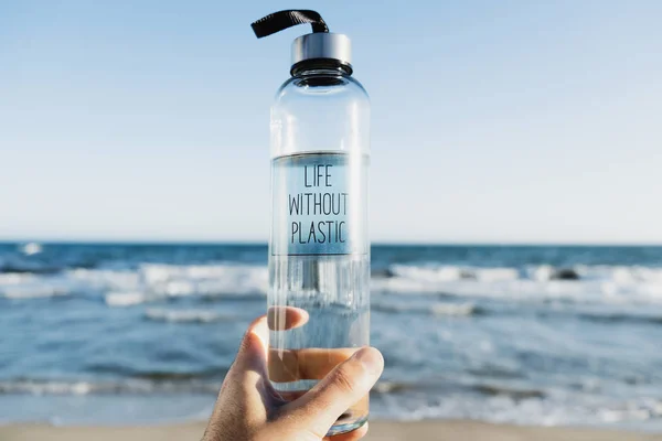 Botol air dengan kehidupan teks tanpa plastik — Stok Foto