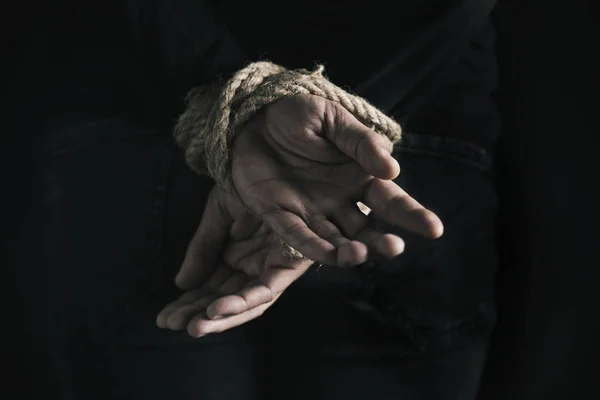 Adam elleriyle onun bağlıyken — Stok fotoğraf