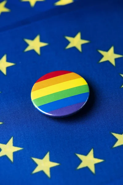 Bandeira do arco-íris e pavilhão da União Europeia — Fotografia de Stock