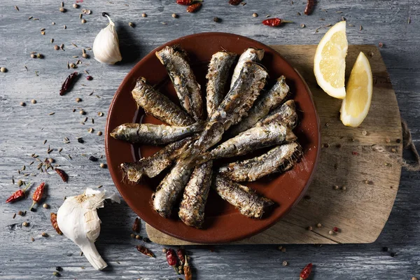 Іспанські смажені сардини в тарілці — стокове фото