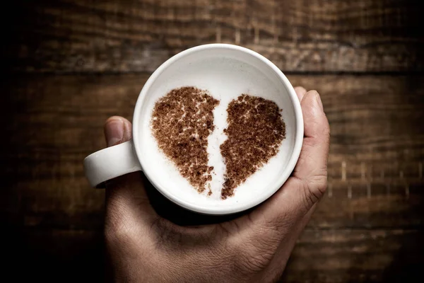 Copo de cappuccino com um coração partido — Fotografia de Stock