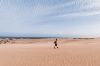 Fuerteventura, İspanya'da açık havada yürüyen adam