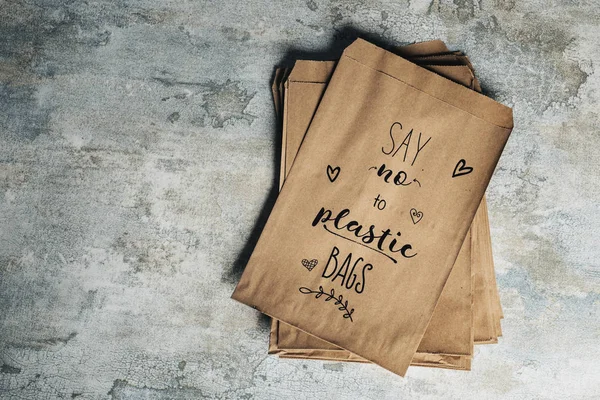 Κειμένου να πω όχι σε πλαστικές σακούλες σε μια χάρτινη σακούλα — Φωτογραφία Αρχείου