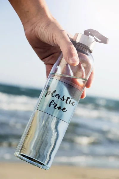 Многоразовая бутылка воды с текстом без пластика — стоковое фото