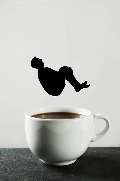 Mann wirft sich in eine Tasse Kaffee — Stockfoto