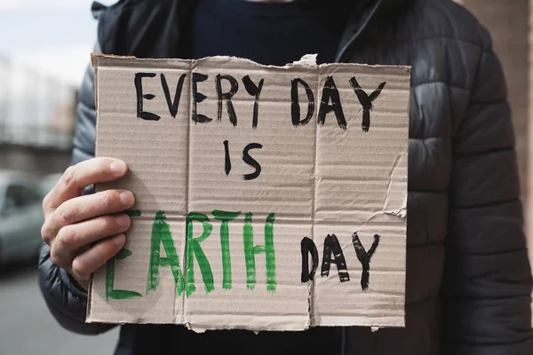 Testo ogni giorno è il giorno della Terra in un cartello marrone — Foto Stock