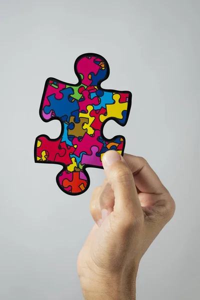 Кусочки головоломки, символ осознания аутизма — стоковое фото