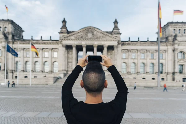 Mann beim Fotografieren des Reichstages in Berlin — Stockfoto