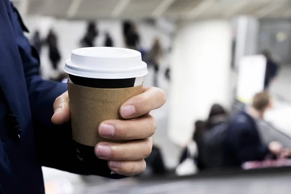 Homem tendo uma takeout xícara de café — Fotografia de Stock