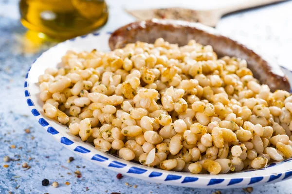 Frijoles fritos y salchichas típicas de Cataluña — Foto de Stock