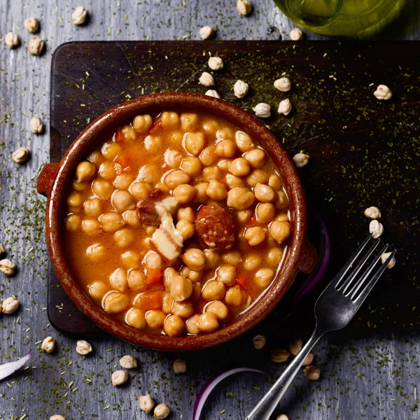 Garbanzos a la riojana, un guiso de garbanzos español —  Fotos de Stock