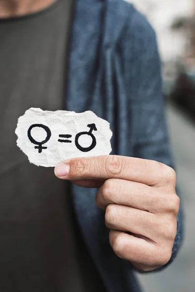 Igualdade de gênero em um pedaço de pape — Fotografia de Stock