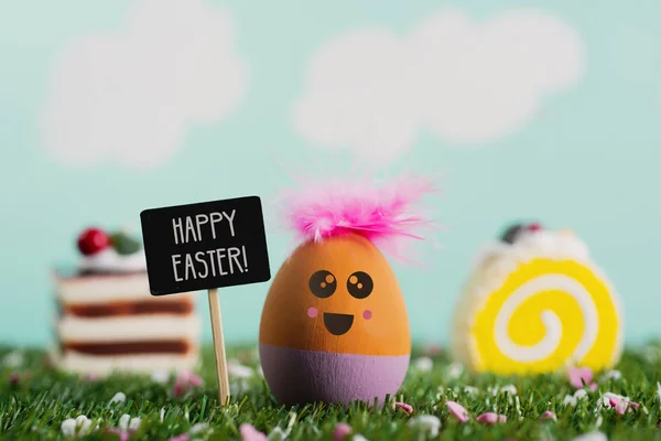 Text Frohe Ostern und handgemachtes Osterei — Stockfoto