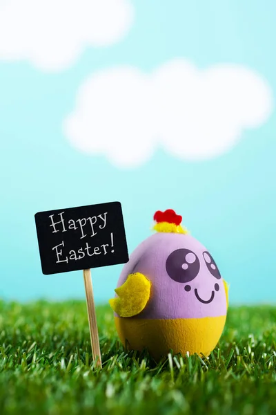 Text happy easter and handmade easter egg — Stock Photo, Image