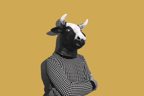 Fiatal férfi egy tehén maszk — Stock Fotó