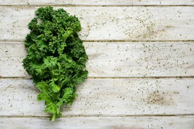 kale rustik ahşap masada yaprakları