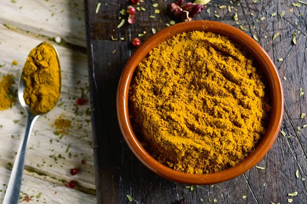 Curry powder in an earthenware bowl — Stock Photo, Image