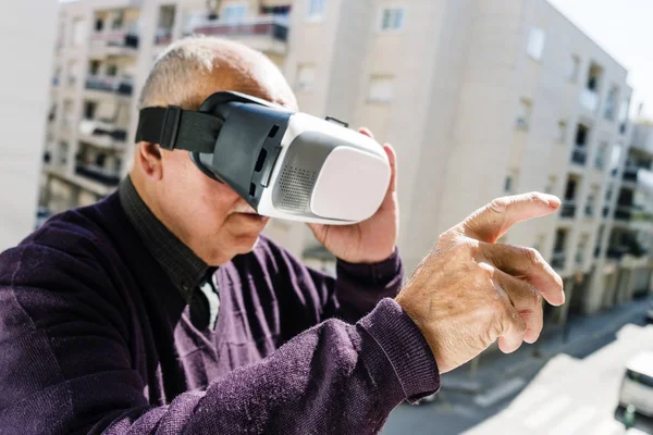 Γριά Καυκάσιος άνθρωπος χρησιμοποιώντας μια εικονική πραγματικότητα κεφαλής — Φωτογραφία Αρχείου
