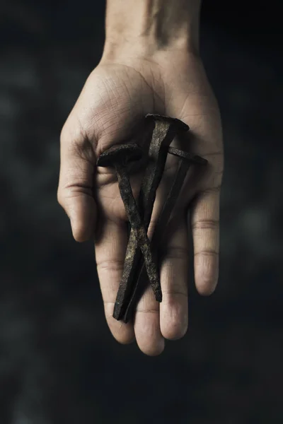 Clavos oxidados en la mano de un hombre — Foto de Stock