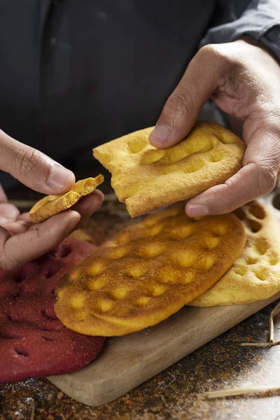 Mann zerteilt ein Stück eines italienischen Focacci — Stockfoto