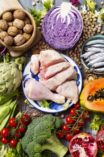Frutos de casca rija, frutas, legumes, peixe e carne — Fotografia de Stock