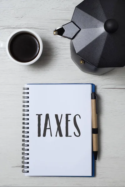 Palabra impuestos en un cuaderno —  Fotos de Stock