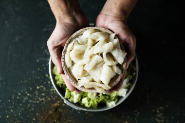 adam hazırlamak Xato, ham Cod ile Katalan salatası