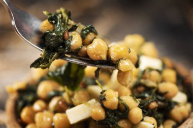 Nohut Salatası, ıspanak, çam fıstığı ve peynir