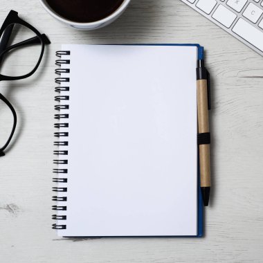 bir tabloda boş bir alana sahip Not defteri