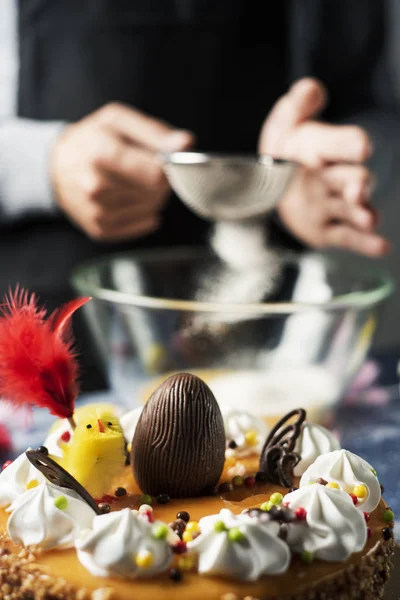 De voorbereiding van een Mona de Pascua, een Spaanse PaaS taart — Stockfoto