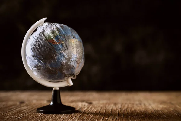 Globe du monde enveloppé dans un plastique sale — Photo