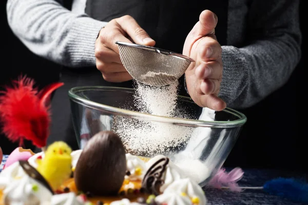 Preparando una mona de pascua, un pastel de Pascua español — Foto de Stock