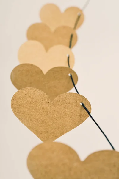 Bruine kartonnen harten geregen op een String — Stockfoto